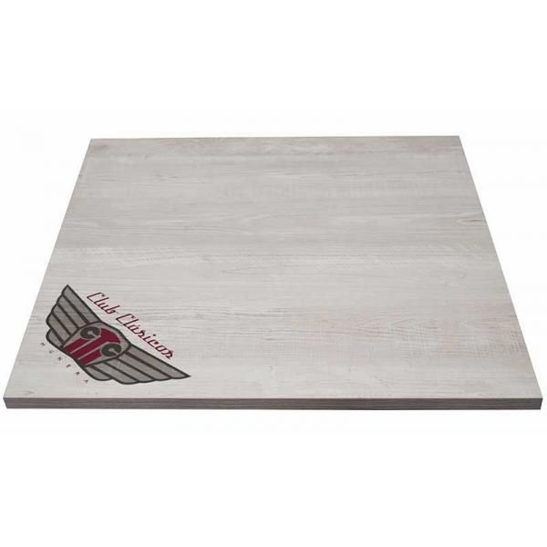 tablero con logo