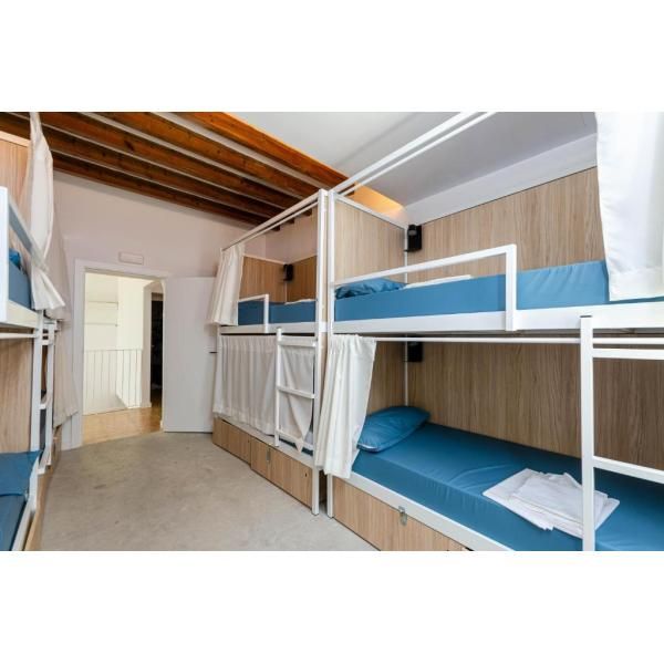 literas instaladas en el urban Hostel de palma