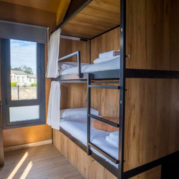 litera de metal con madera