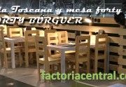 Silla Toscana de madera y mesa Lender en franquicia Forty Burguer