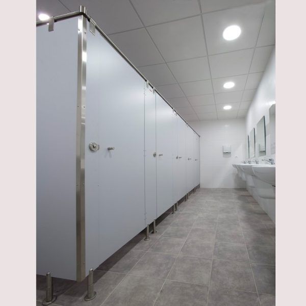 Montaje de cabinas sanitarias HPL