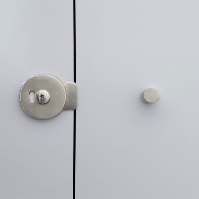 Detalle cerradura para cabina sanitaria HPL
