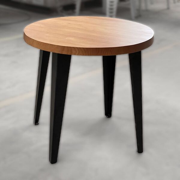 mesa de centrao baja estilo industrial tablero color roble patas negro mate